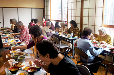 みんなで楽しく食事会